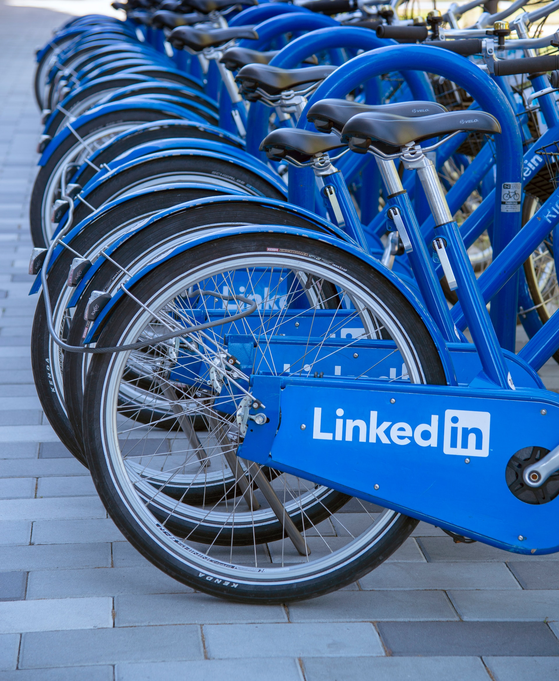 Bicicletas com o logo do LinkedIn, estacionadas nos escritórios da rede social profissional. Imagem relacionada aos nossos serviços de publicidade no LinkedIn, oferecidos pela nossa agência de marketing digital
