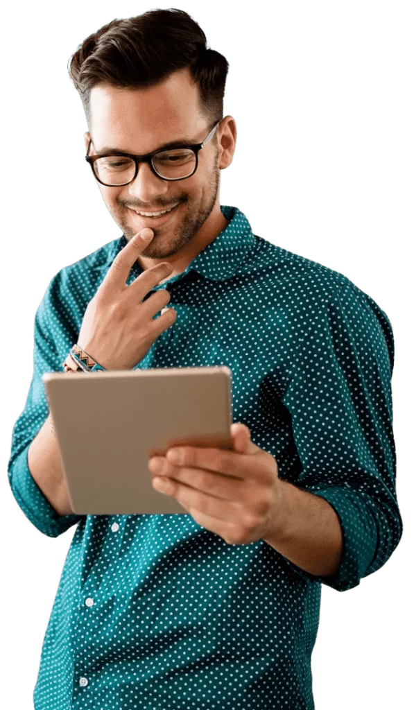 Funcionário da agência de marketing digital, Nano Ads, lendo e-mails de solicitações para campanhas publicitárias no Google Ads e redes sociais