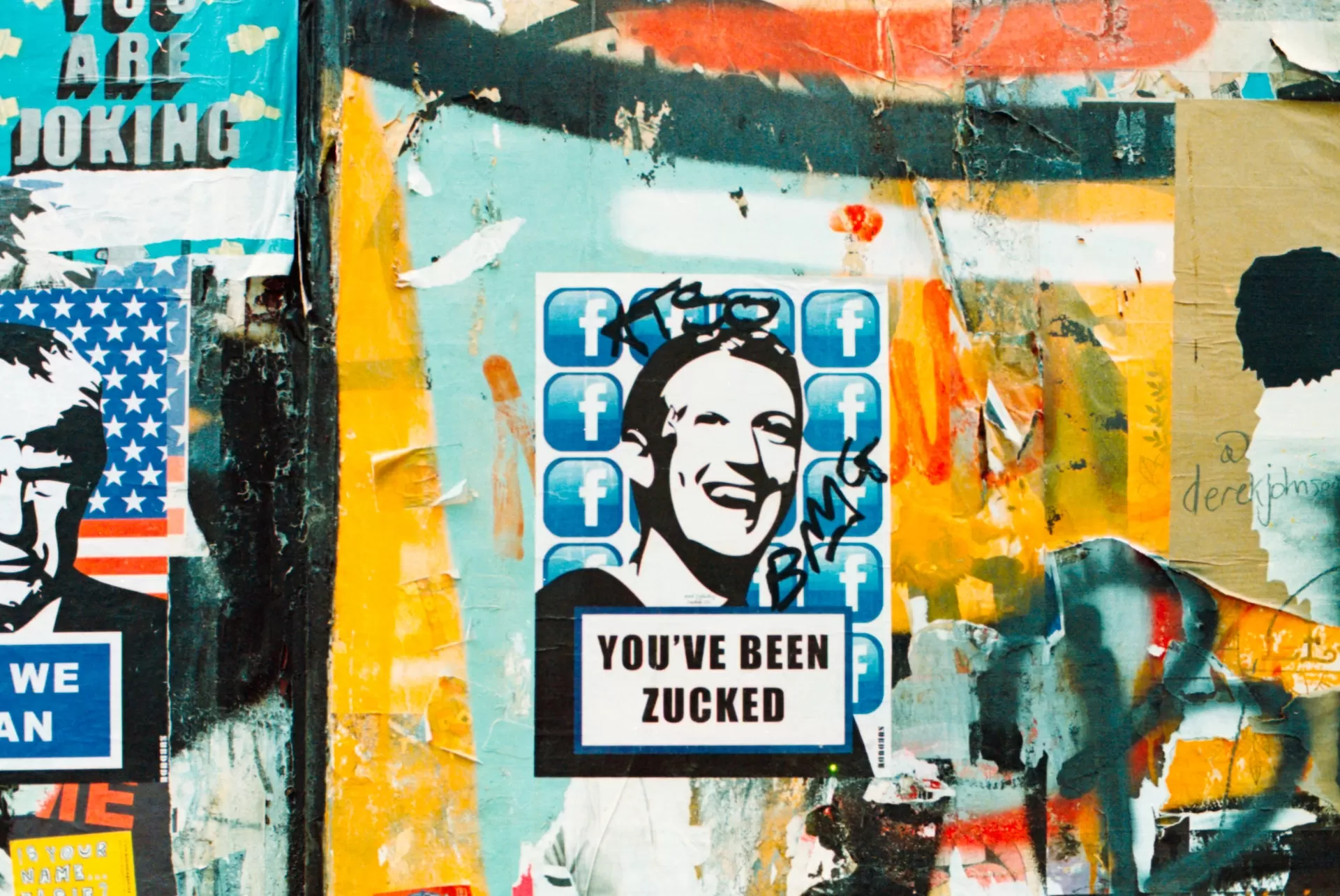 Mural de grafiti do Mark Zuckerberg com a frase 'you have been Zucked'. Referência ao Pixel do Facebook para campanhas de marketing digital. Mural de grafiti, Mark Zuckerberg, Zucked, Pixel do Facebook, campanhas de marketing digital.