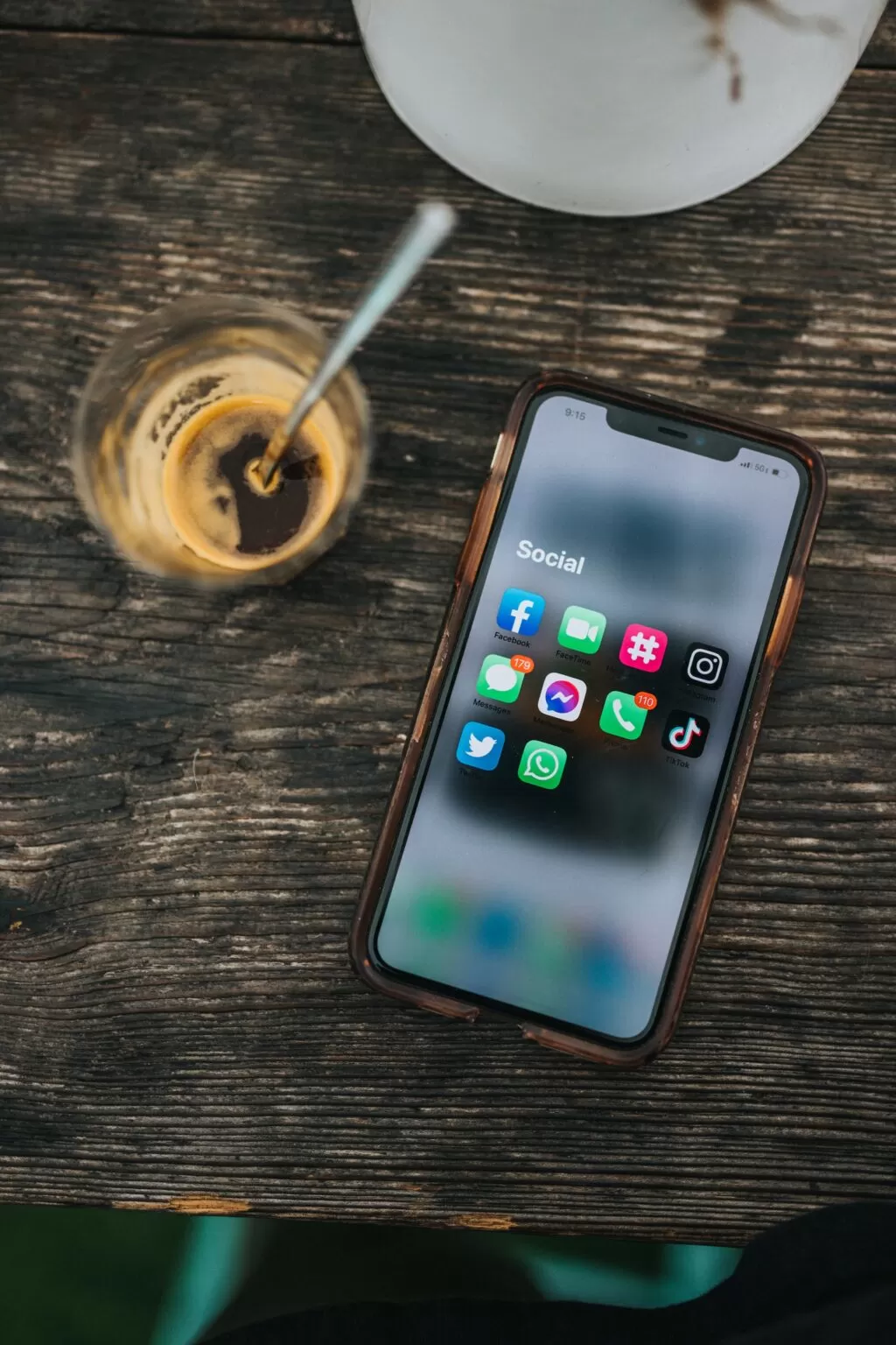 Gestão de redes sociais - Telemóvel exibindo ícones de redes sociais como Facebook, Instagram e TikTok. Aumente a visibilidade da sua marca nas redes sociais com nossos serviços de gestão de redes sociais especializados em criar e implementar estratégias eficazes de marketing de redes sociais. Entre em contato conosco agora para impulsionar sua presença online." Palavras-chave: Gestão de redes sociais, visibilidade da marca, serviços de marketing digital, estratégias eficazes, presença online.