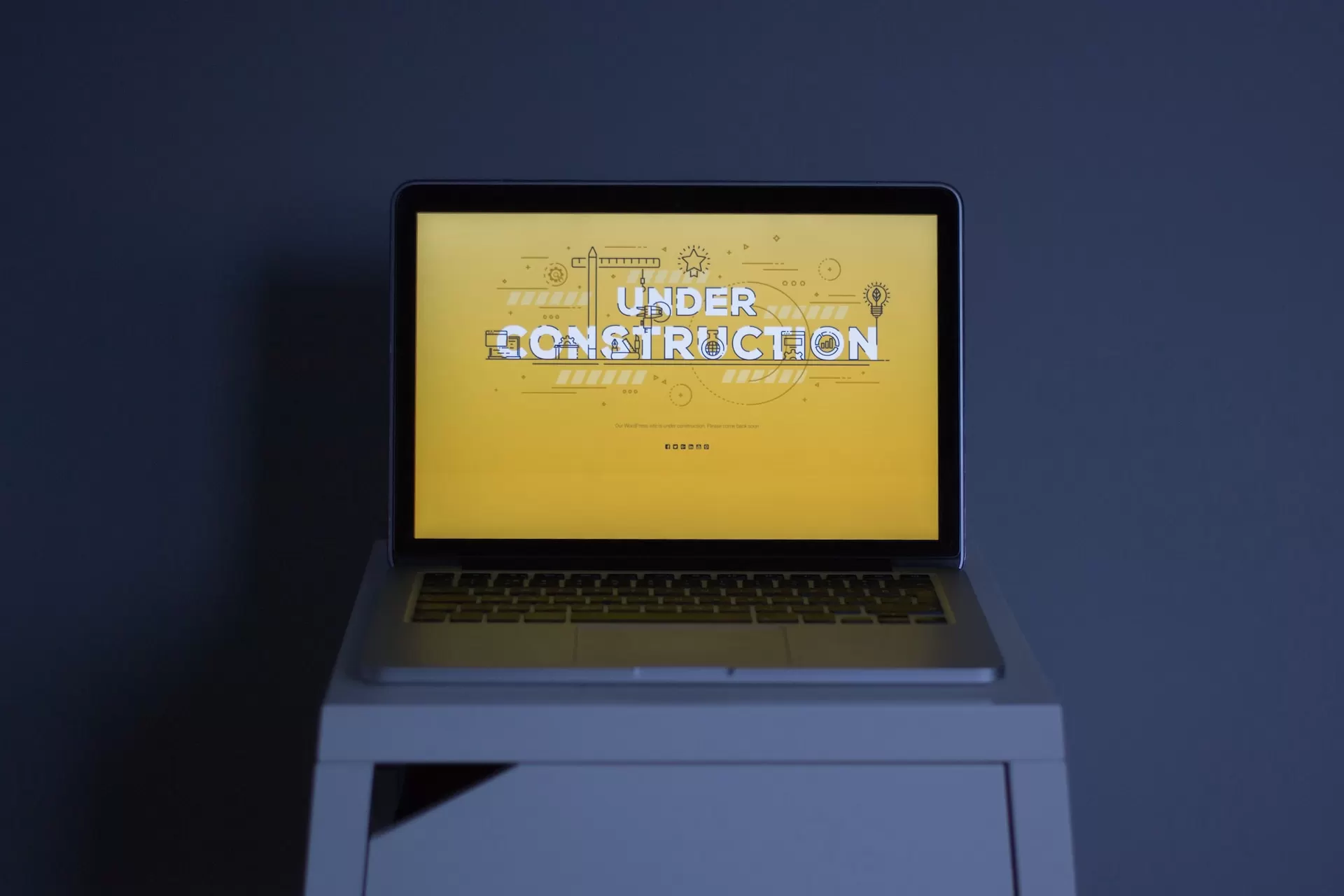 Serviços de criação de websites - imagem de um site em construção exibido em um laptop