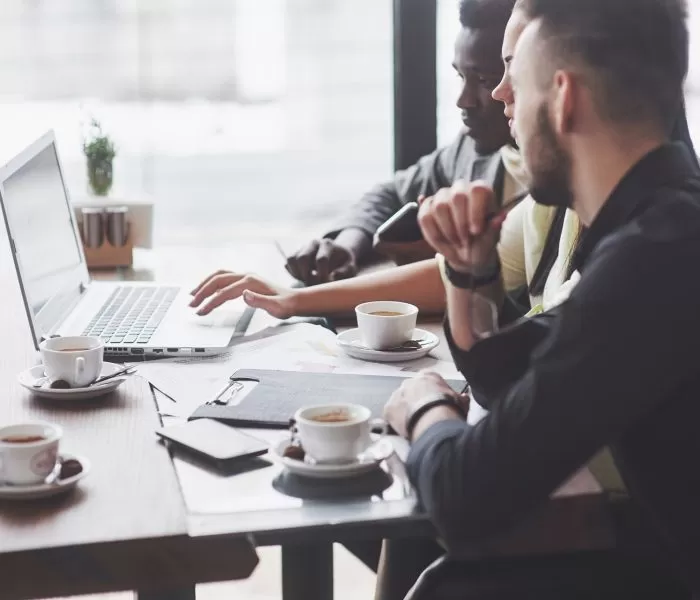 Equipa de marketing trabalhando em um projeto de marketing digital, envolvendo Google Ads, YouTube Ads, Facebook Ads, Instagram Ads, TikTok Ads, redes sociais, website e landing page.